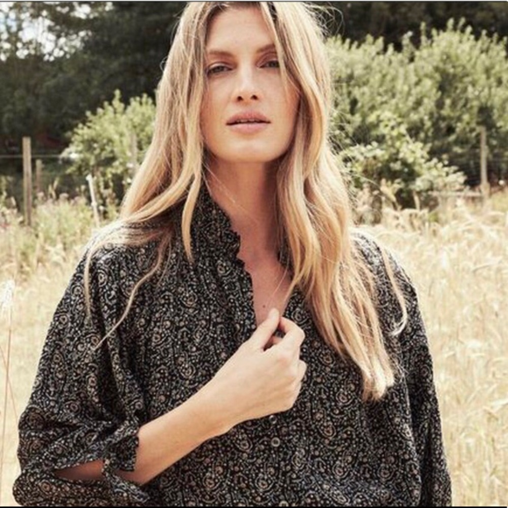 ✨DESPERATE ISO doen rose top in black paisley✨
